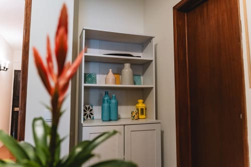 Built-in shelving unit displaying decorative vases and accessories in the Cascais Garden House apartment at Arestas e