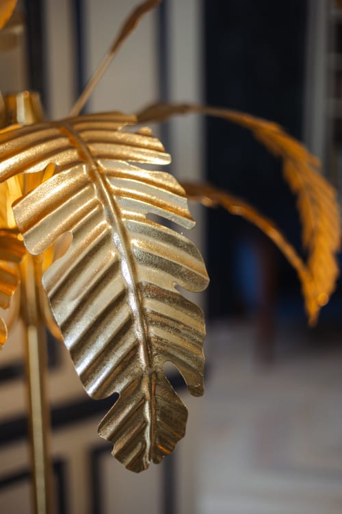 Détail de feuille dorée décorativ à l'hôtel-boutique L'Ode à Pierre à Dax, France