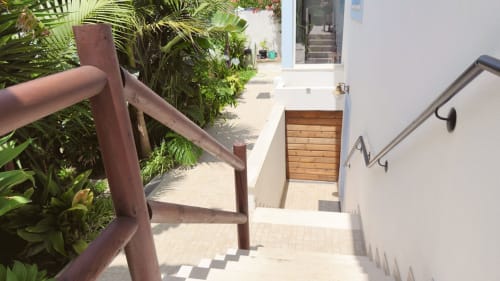 Escadaria externa ensolarada com corrimão de madeira na Vila Vale Guest House em Charneca da Caparica, Portugal, levando aos hóspedes