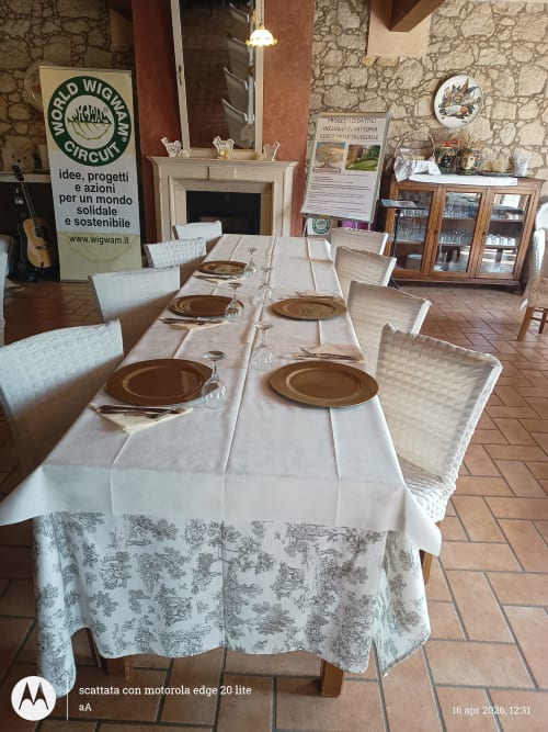 Elegante sala conferenze presso Corte delle Giuggiole con tavolo allestito, camino e pavimentazione in cotto a Cologna Veneta