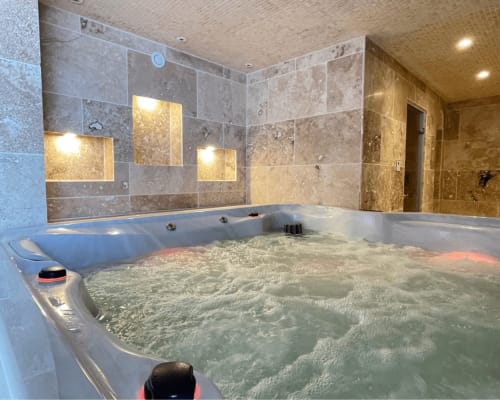 Élégant bain à remous chauffé intérieur avec jets à Domaine Les Racines, boutique B&B à Croix-Moligneaux, France
