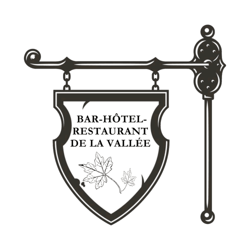 Enseigne en fer forgé ouvragé du Bar-Hôtel-Restaurant de la Vallée à Saint-Gilles-Vieux-Marché avec feuilles d'érable décoratives