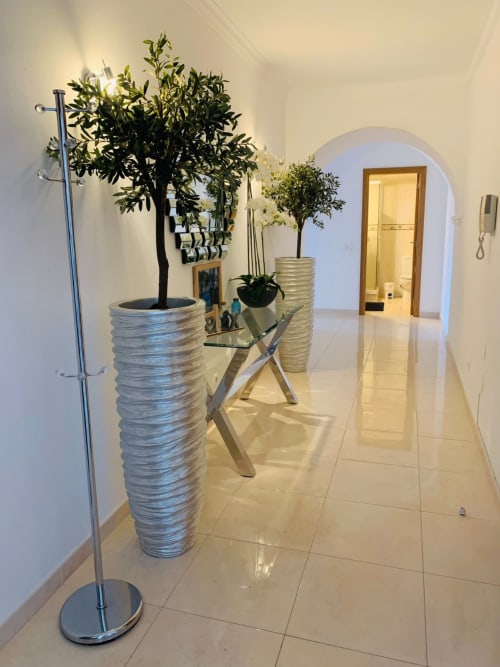 Corredor de apartamento moderno em Sweet Home Ferragudo com plantas em vasos, luminária de piso cromada e entrada em arco