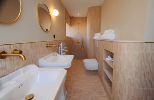 Salle de bain moderne à L'Ode à Pierre B&B à Dax avec doubles lavabos, détails bois et finitions dorées