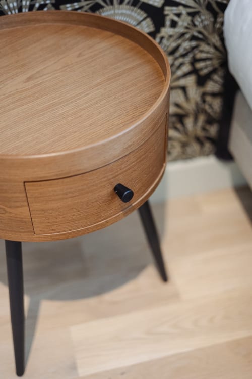 Table d'appoint en bois moderne aux pieds noirs à l'hôtel-boutique L'Ode à Pierre à Dax, France