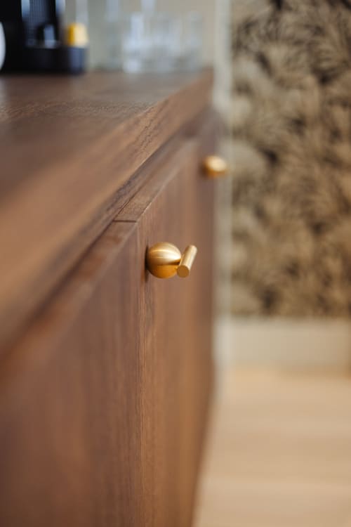 Poignée de porte dorée sur meuble en bois à L'Ode à Pierre, hôtel boutique à Dax, France