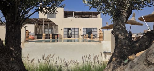 Hôtel Riad Arkaya à Essaouira avec architecture blanche, piscine, oliviers et terrasse