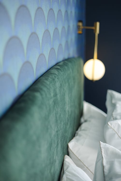 Chambre moderne à L'Ode à Pierre BnB à Dax avec tête de lit verte, papier peint bleu et applique en laiton
