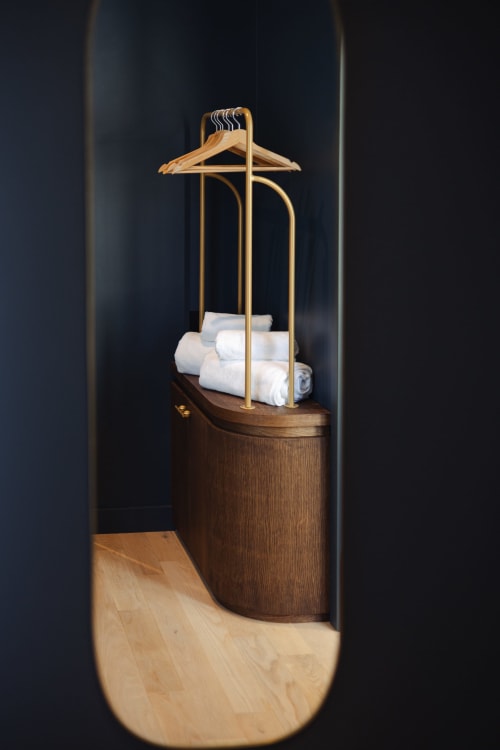 Élégant porte-serviettes en bois avec serviettes blanches roulées à l'hôtel-boutique L'Ode à Pierre à Dax, France