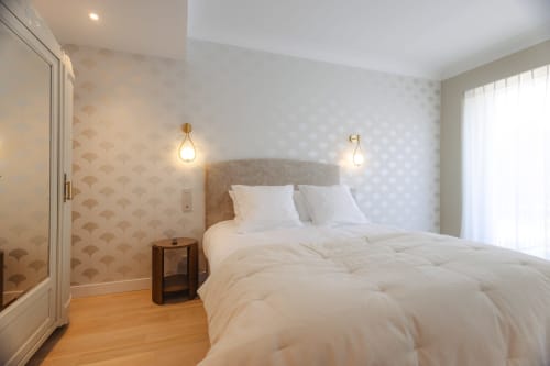 Chambre Coco à L'Ode à Pierre, Dax : chambre moderne avec literie blanche, papier peint à motifs, éclairage suspendu et bois