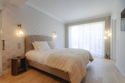 Chambre moderne de L'Ode à Pierre à Dax avec lit queen, luminaires suspendus et rideaux voilage