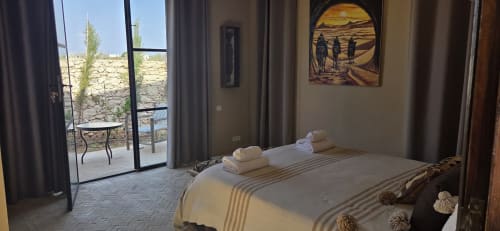 Chambre Beldi au Riad Arkaya à Essaouira avec vue sur le jardin, lit et accès à la terrasse
