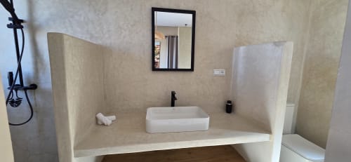 Vasque blanche et miroir noir de la salle de bains moderne de la Chambre Enakhla au Riad Arkaya, Essaouira