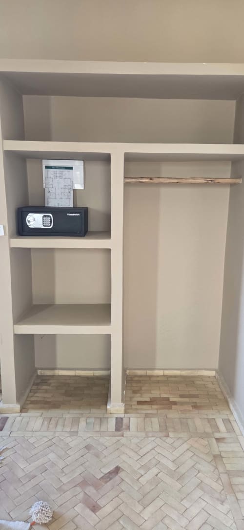 Placard et garde-robe accessibles PMR au Riad Arkaya Essaouira avec étagères et coffre-fort
