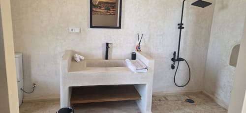 Salle de bains accessible au Riad Arkaya, Essaouira avec douche accessible, lavabo surélévé et barres d'appui pour utilisateurs en fauteuil roulant