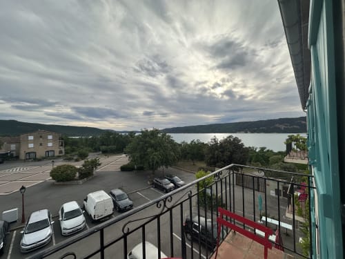 Vue sur le lac depuis le balcon de l'Hôtel Le Verdon, Salles sur Verdon avec parking et collines boisées