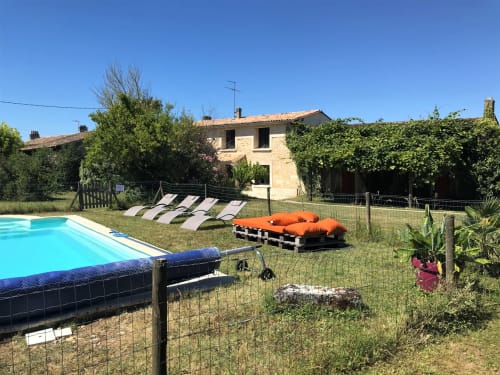 Charmant gîte en pierre avec piscine, transats et salon de jardin aux coussins orangés à Vérac, France