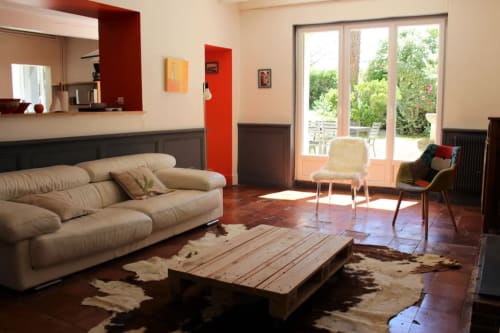 Séjour contemporain du gîte Domaine de Valmengaux avec canapé beige, table rustique, vue sur la terrasse à Vérac