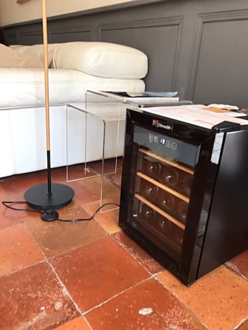 Chambre avec oreillers blancs, lampe noire et four intégré au gîte Les Petits Toits, Vérac