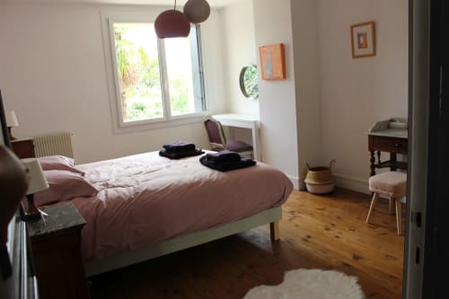 Chambre lumineuse du gîte Domaine de Valmengaux avec vue sur le jardin, parquet et literie bourgogne