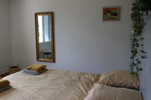 Chambre douillette aux Petits Toits, Vérac avec lits jumeaux, miroir, lierre grimpant et vue sur le jardin