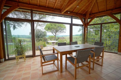 Terrasse de restauration couverte du Domaine les Olivoux avec vue sur la campagne, Pomport