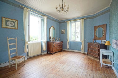 Élégante chambre bleue au Domaine les Olivoux, Pomport avec mobilier ancien, parquets et décor classique