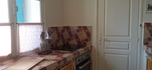 Cuisine de maison d'hôtes Au coin de la Roquette à Arles avec dosseret traditionnel et vue sur la fenêtre