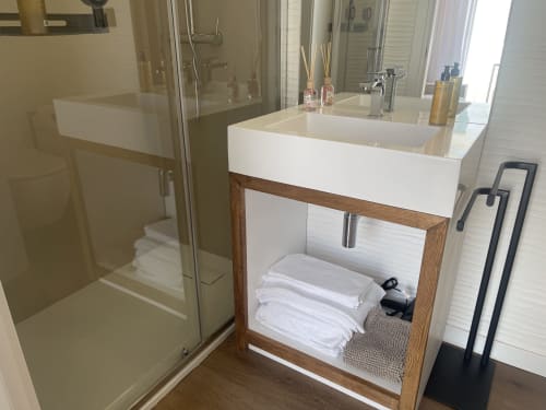 Bagno moderno con lavabo bianco, mobile in legno e doccia con box in vetro dell'appartamento Like at Home Palau.