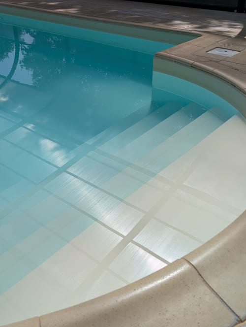 Piscine aux eaux turquoise avec escaliers au Gîte de Ker Huon, chambres d'hôtes à Runan, France