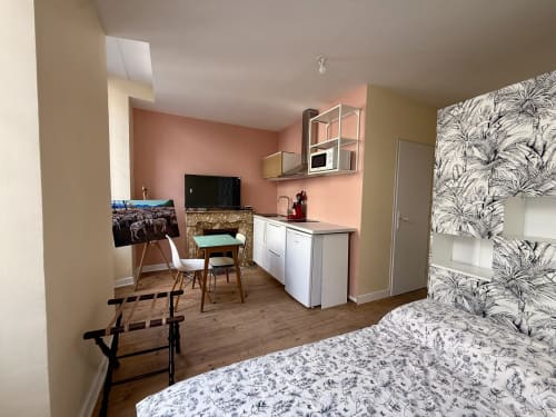 Studio spacieux au cottage Lourdes avec kitchenette, coin repas, TV et literie motifs, vue jardin