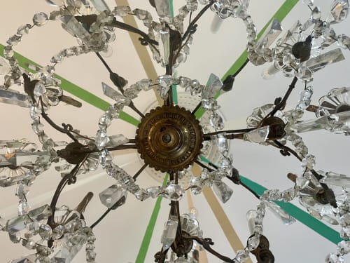 Lustre en cristal ouvragé avec centre en bronze et accents verts au Château de Vaux Morvan, Étang sur Arroux