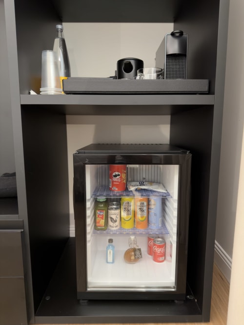 Minibar e stazione caffè nella camera di Maison Riviera Reggio di Calabria con bevande e toiletries omaggio