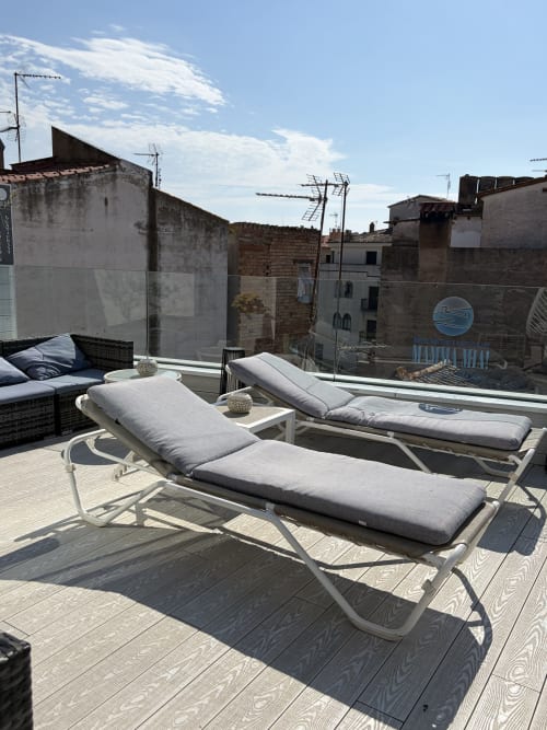 Terraza con tumbonas en el Hotel Boutique Mamma Mia Tossa, con vistas a la ciudad de Tossa del Mar
