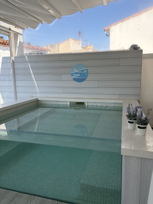 Piscina cubierta de agua salada con piso de azulejos verdes en Hotel Boutique Mamma Mia Tossa, Tossa del Mar