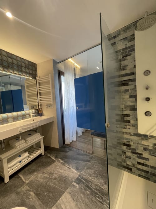 Baño moderno en Habitación Doble Deluxe del Hotel Boutique Mamma Mia Tossa con ducha a ráíz, doble tocador y calefacción