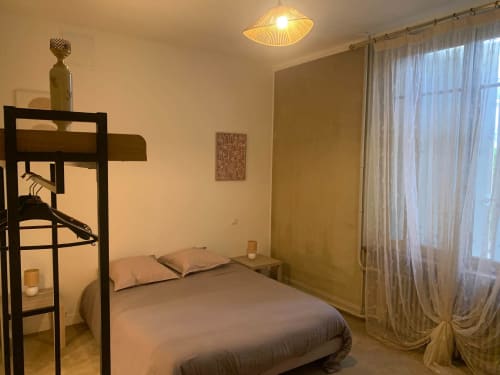 Chambre douillette à l'appartement Le Cocon Urbain, Carcassonne, avec lit mezzanine, voilages et éclairage chaleureux