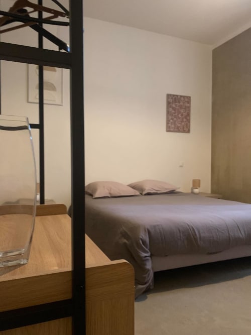 Chambre moderne de l'appartement Le Cocon Urbain à Mi Casa Es Su Casa à Carcassonne avec lit à baldaquin noir et vue sur la ville