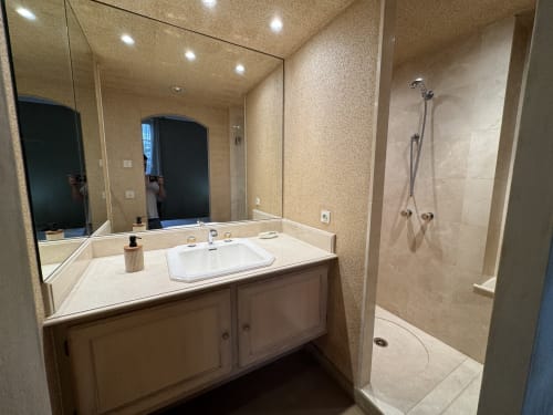 Salle de bain moderne de l'appartement Le Cocon Urbain à l'hôtel Mi Casa Es Su Casa, Carcassonne, avec vasque et grand miroir