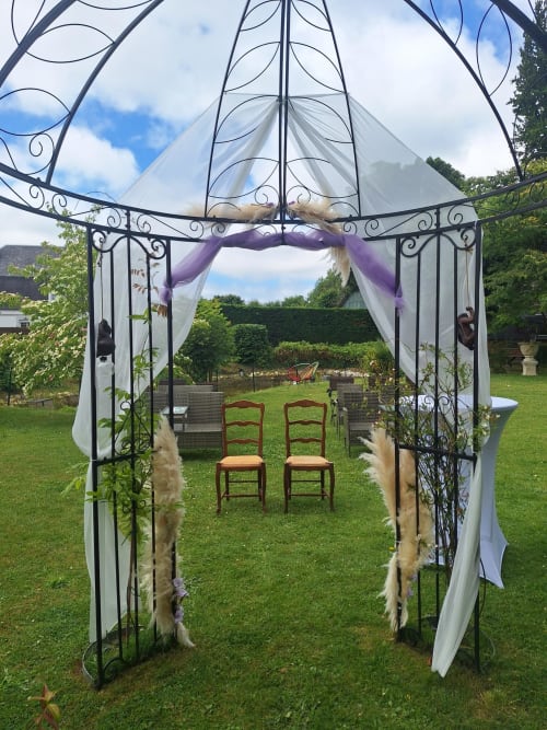 Élégant gazebo de jardin aux draperies pourpres et tissus blancs à La Cour d'Hortense B&B, Sailly-Flibeaucourt