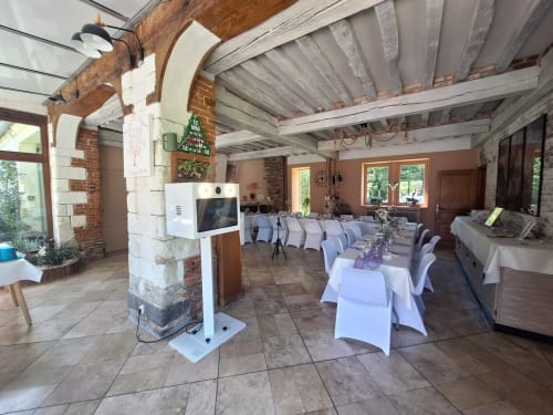 La Cour d'Hortense, salle d'événements à Sailly-Flibeaucourt avec tables banquet et poutres en bois apparent