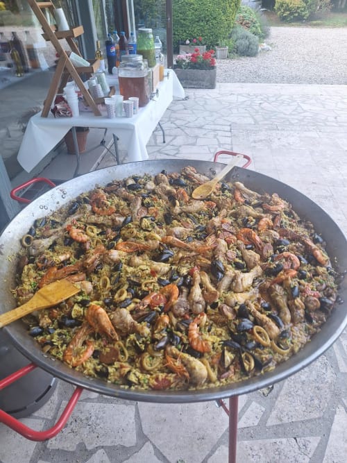 Grand plat de paella aux fruits de mer et riz safran à La Cour d'Hortense, Sailly-Flibeaucourt, France