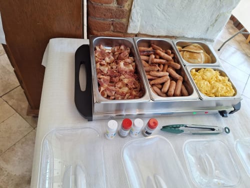 Buffet petit-déjeuner à La Cour d'Hortense B&B à Sailly-Flibeaucourt avec bacon, saucisses, pain perdu et œufs brouillés