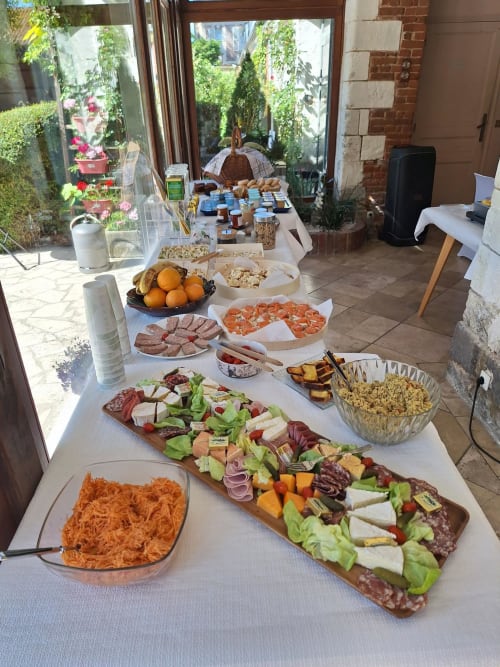 Élégant buffet à La Cour d'Hortense avec charcuterie, salades, pâtisseries et fruits frais