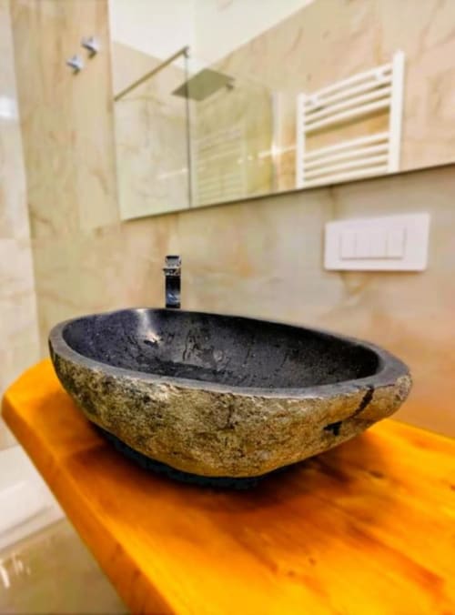 Lavabo in pietra moderna con interno nero nella camera Superior Triple, bagno Holiday Vatican Nice, hotel Roma