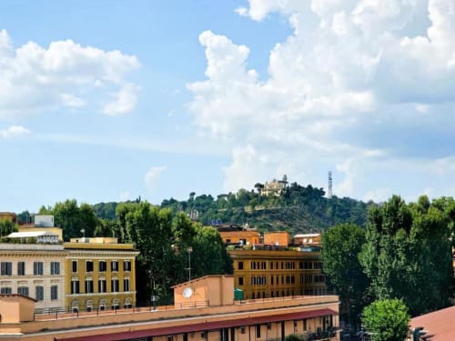 Vista panoramica di Roma dal Vaticano Lussuose camere con edifici storici e landmark collinare in lontananza
