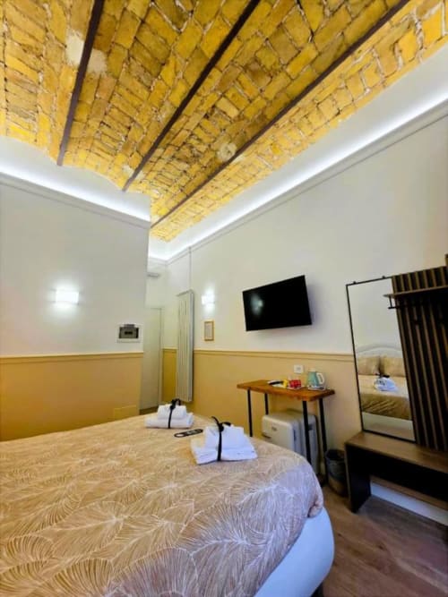 Moderna Suite Superiore con Letto Queen presso Vatican Nice Holiday Luxury Rooms Roma, con soffitto in mattoni a vista, TV a schermo piatto e