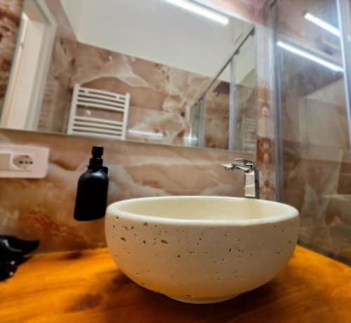 Bagno moderno presso Vatican Nice Holiday Luxury Rooms Roma con lavabo rotondo venato, rubinetto cromato e specchio
