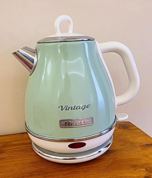 Bollitore elettrico Ariete vintage verde menta su superficie in legno presso Vatican Nice Holiday Luxury Rooms, Roma