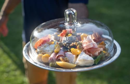 Cloche en verre présentant des amuse-bouches gastronomiques et de la charcuterie à La Cour d'Hortense, chambres d'hôtes à Sailly-Flibeaucourt, France